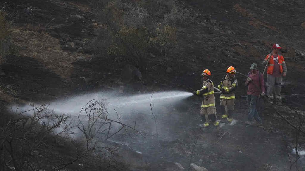Bombeiros chilenos en tarefas de extinción o domingo. (Foto: Matias Basualdo / Europa Press / Contacto)