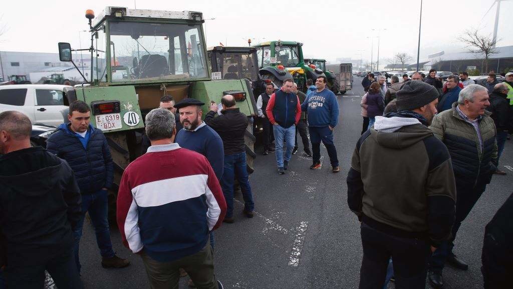 Concentración de protesta con tractores onte no Polígono Industrial das Gándaras, en Lugo.