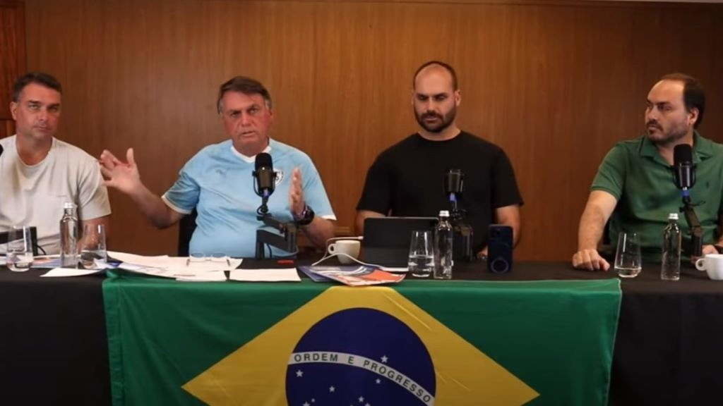 Jair Bolsonaro, segundo pela esquerda, junto a seus filhos Flávio, Eduardo e Carlos durante o super live do passado 28 de janeiro. (Foto: Nós Diario).