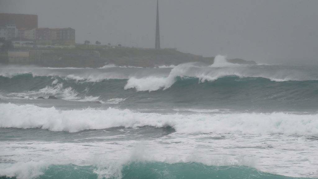 Fortes ondas polo temporal na Coruña. (Foto: M. Dylan / Europa Press)