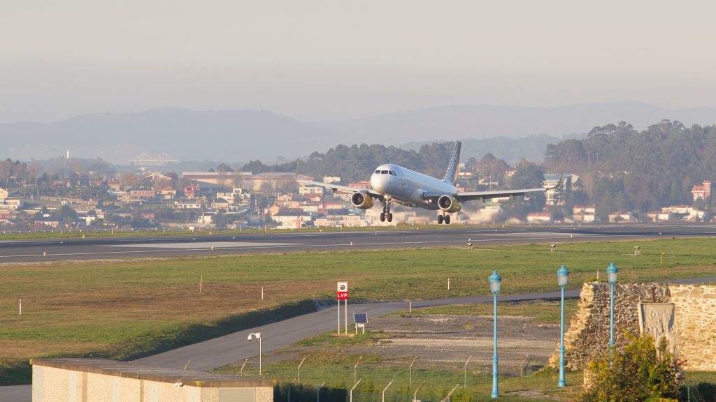 Un avión no aeroporto coruñés de Alvedro. (Foto: Imaxepress)