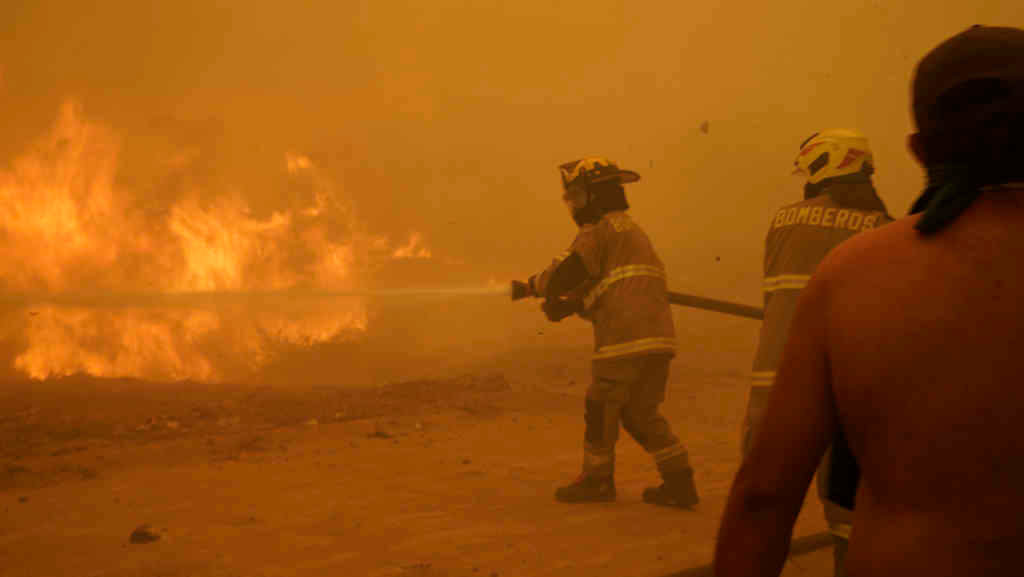 Bombeiros de Chile tratando de controlar as lapas a pasada fin de semana na vaga de lumes que sufriu o país americano. (Foto: Xinhua / Europa Press / Contacto)