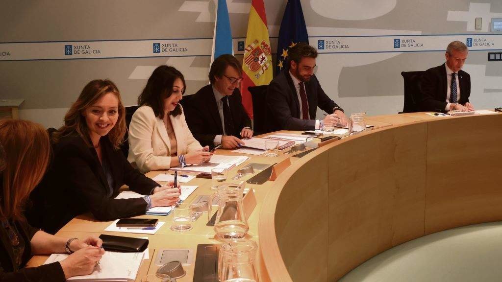 Alfonso Rueda, á dereita, na reunión desta quinta feira do Consello da Xunta coas súas conselleiras e conselleiros. (Foto: Arxina)