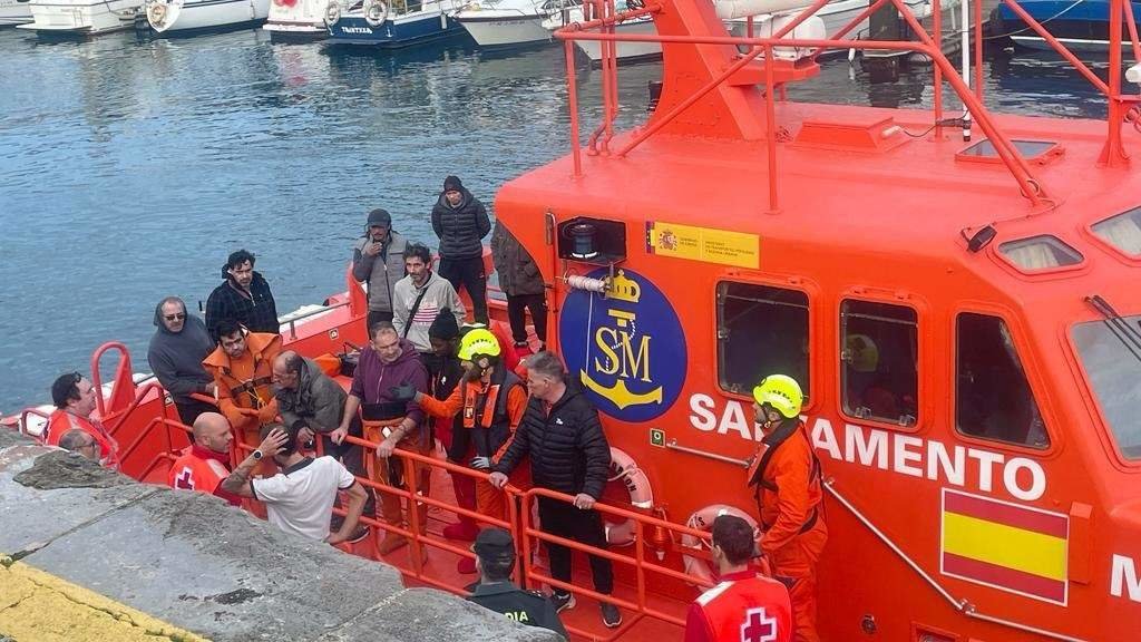Tripulación do pesqueiro 'María Reina Madre' rescatados esta sexta feira. (Foto: Nós Diario)