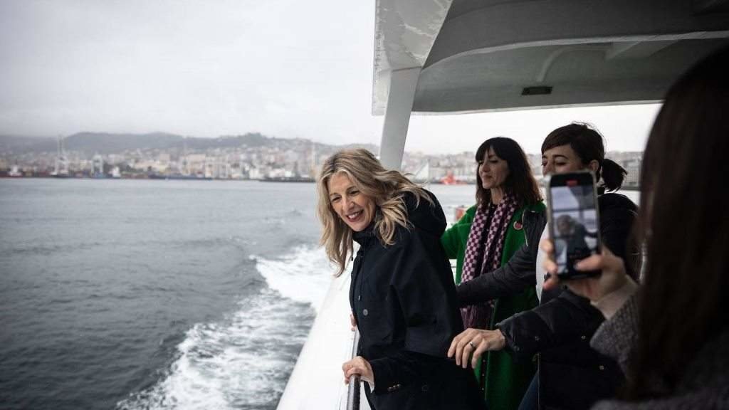 Yolanda Díaz, Rocío Núñez e Marta Lois, esta sexta feira, no barco que une Vigo con Cangas (O Morrazo). (Foto: Nós Diario)