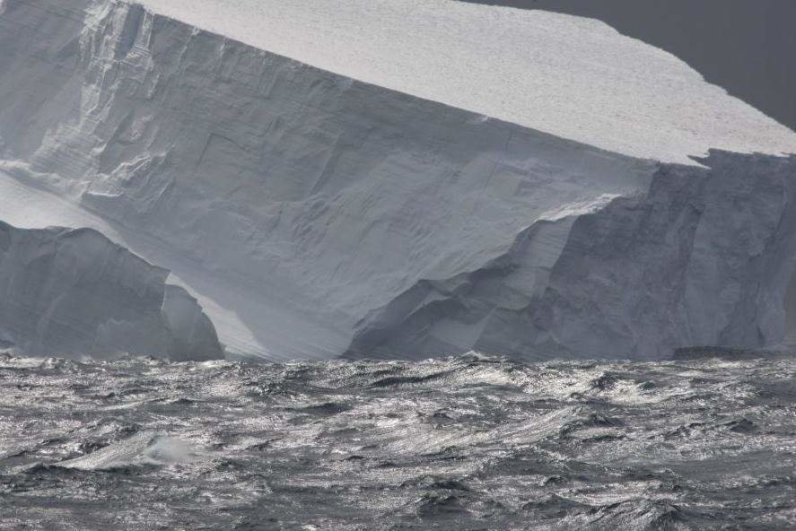 Un iceberg flotando no océano. (Foto: Richard Turner)