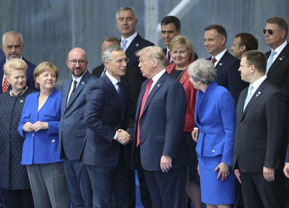 Stoltenberg e Trump saúdanse durante un cumio da OTAN en Bruxelas, en 2018. (Foto: Europa Press)