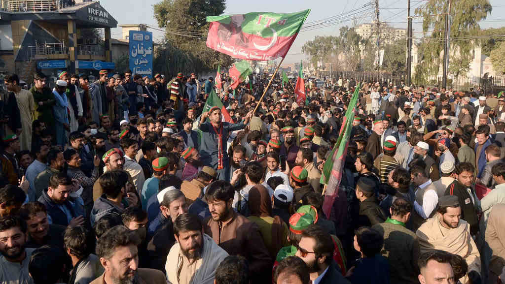 Protesta do PTI en Peshawar, no norte de Paquistán, contra a presunta fraude electoral, a pasada fin de semana. (Foto: PPI / Europa Press / Contacto)