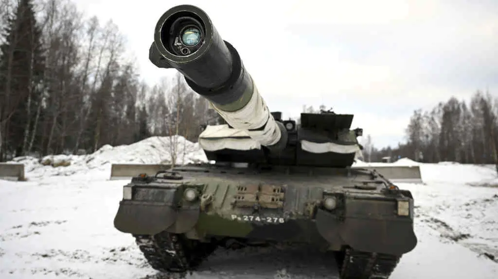 Tanque alem&aacute;n Leopard 2, un dos modelos enviados a Ucra&iacute;na. (Foto: Antti Aimo-Koivisto / Lehtikuva / DPA)
