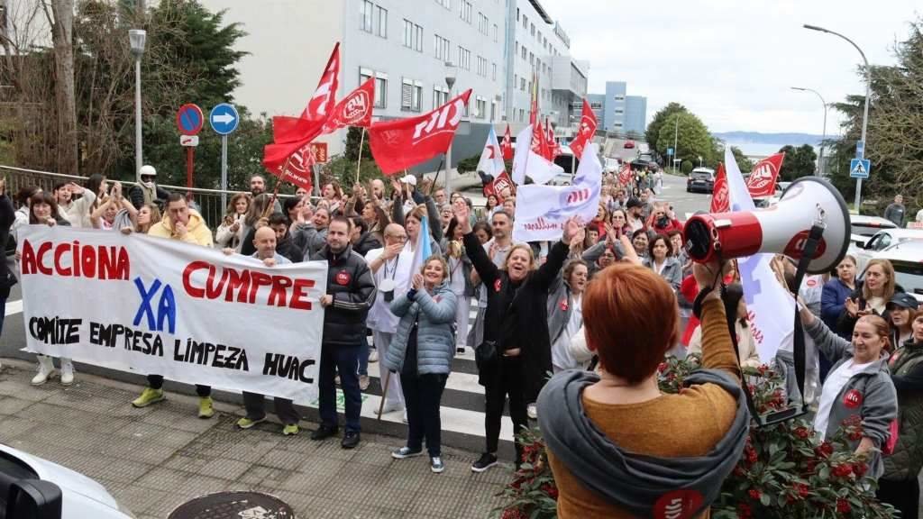 Protesta do persoal de limpeza do Hospital da Coruña esta cuarta feira. (Foto: Nós Diario)