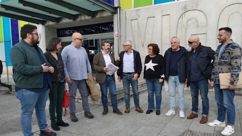 Luís Bará, cuarto pola esquerda, esta cuarta feira en Vigo cos sindicatos. (Foto: Nós Diario)