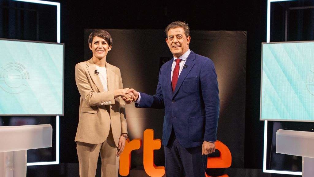 A candidata do BNG, Ana Pontón, e o do PSdeG, José Ramón Gómez Besteiro, escenifican a súa boa sintonía nun debate en RTVE do que 'fuxiu' o presidente Alfonso Rueda. (Foto: Agostime / Europa Press)