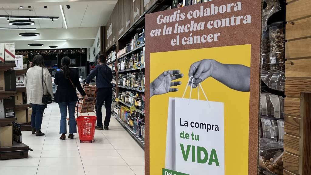 Campaña solidaria nun supermercado Gadis. (Foto: Europa Press)