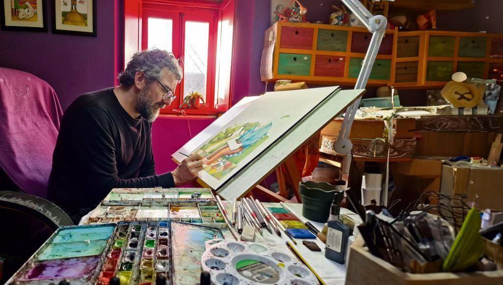 O pintor Leandro Lamas no seu estudio da Mourela, Neda (Ferrolterra). [Foto: Iago Varela]