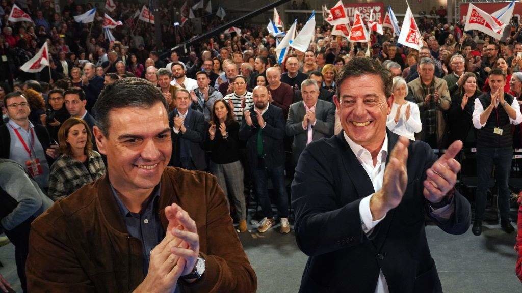 Pedro Sánchez e José Ramón Gómez Besteiro, hoxe. (Foto: Álvaro Ballesteros / Europa Press)