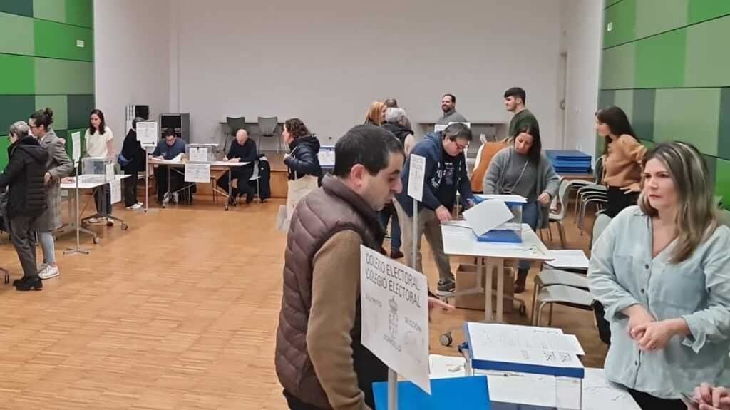 Todo listo para votar no Centro Cívico de Novo Mesoiro, na Coruña. (Foto: Nós Diario).