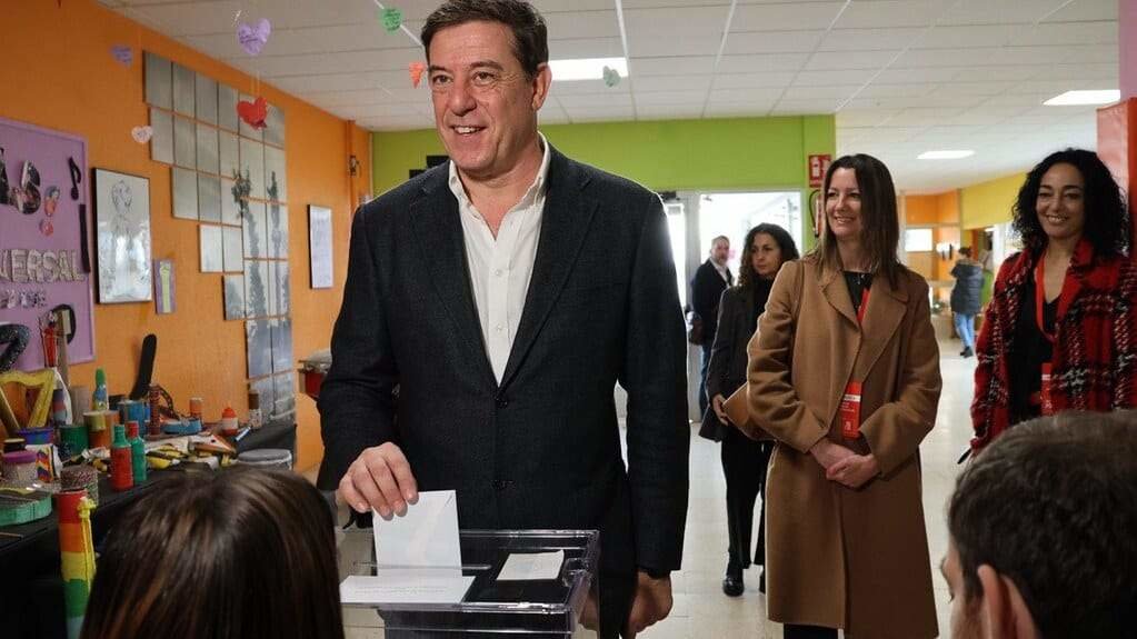 Besteiro, votando esta mañá no CEIP Rosalía de Castro de Lugo. (Foto: PSdeG).
