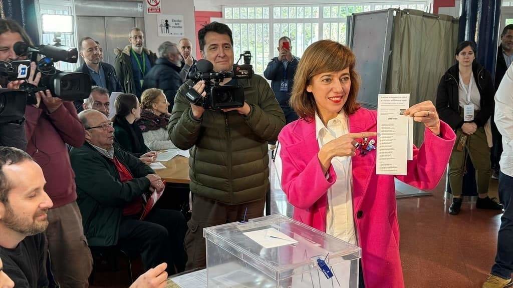 Marta Lois, votando no IES Fraguas de Santiago de Compostela. (Foto: EP).