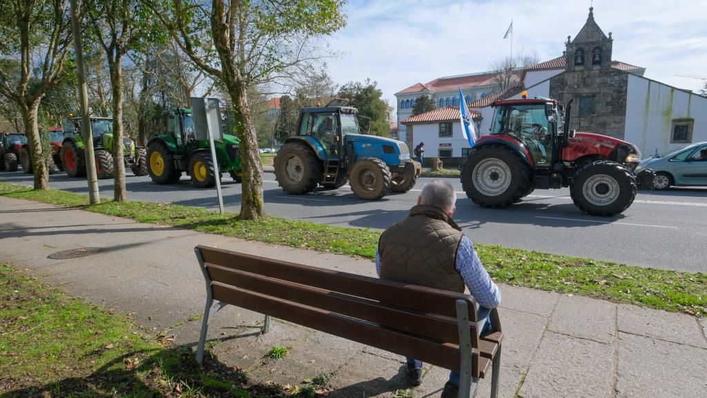 Mobilización do sector agrogandeiro onte en Compostela, nas proximidades de San Caetano. (Foto: Arxina).