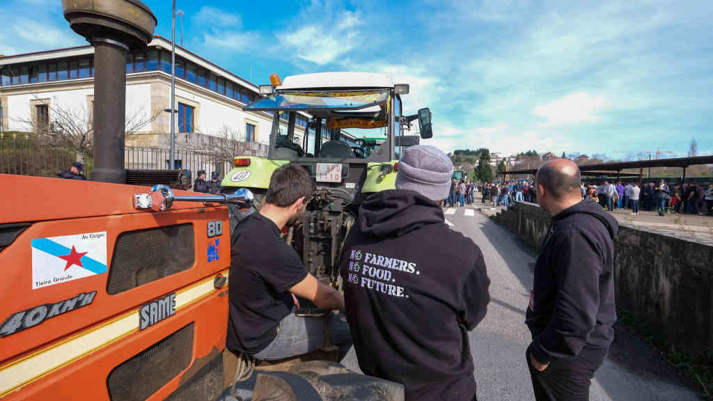 Gandeiras e gandeiros arrodearon onte o Edificio Administrativo da Xunta da Galiza, en Compostela, cos seus tractores (Foto: Arxina).