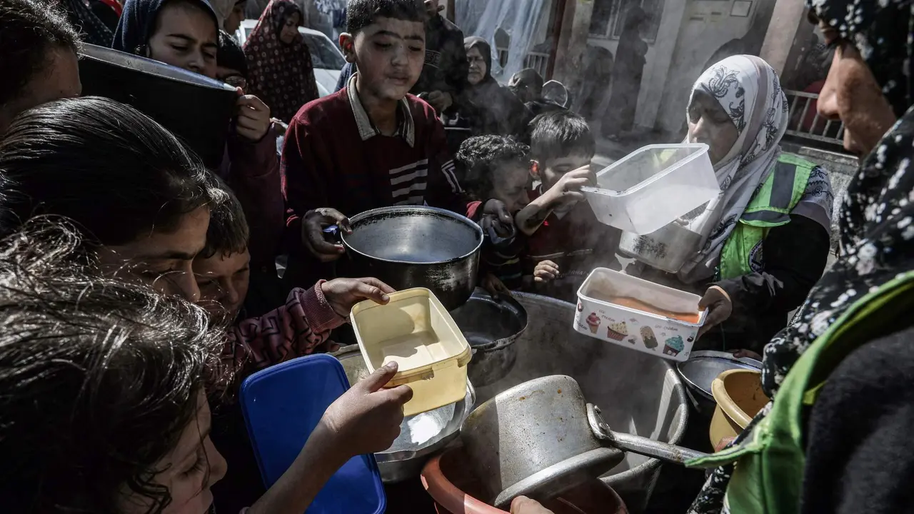 Organizaci&oacute;ns humanitarias entregan alimentos &aacute; poboaci&oacute;n palestina, esta terza feira na cidade de Rafah, ao sur da Faixa de Gaza (Foto: Abed Rahim Khatib / DPA).