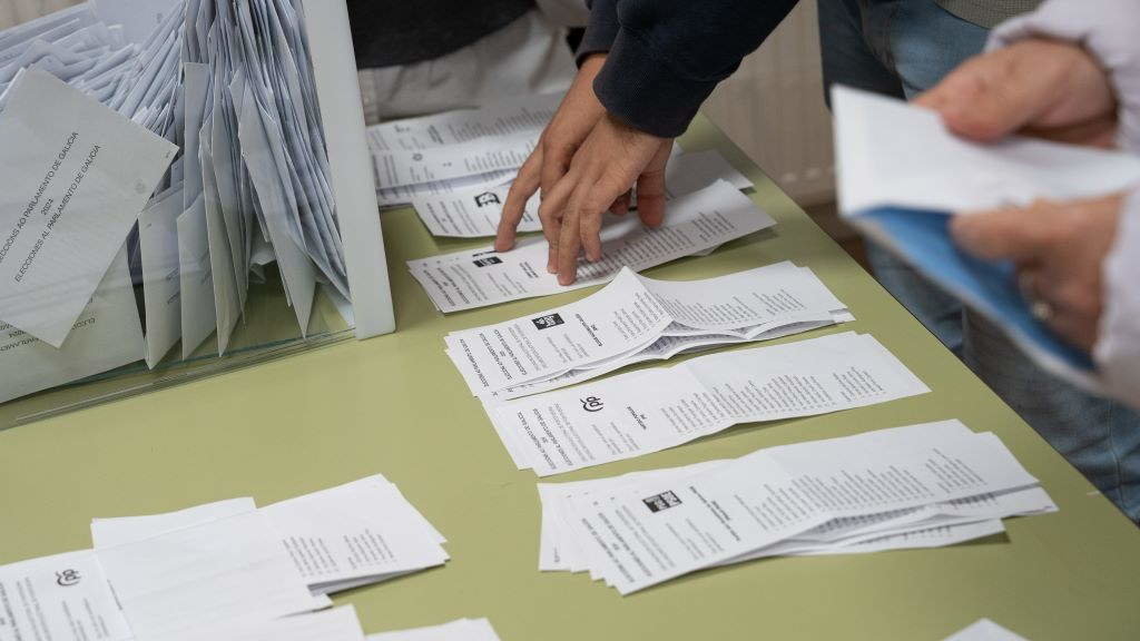 Detalle do escrutinio de votos nunha mesa electoral de Vigo na noite do 18-F. (Foto: Adrián Irago / Europa Press).