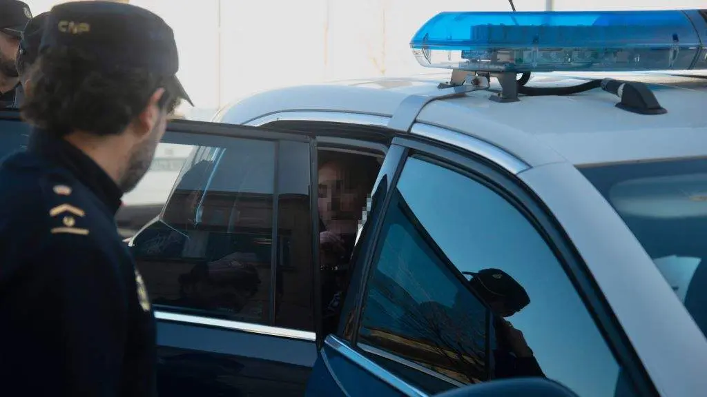 O home agora condenado, nun veh&iacute;culo policial. (Foto: Gustavo de la Paz / Europa Press)