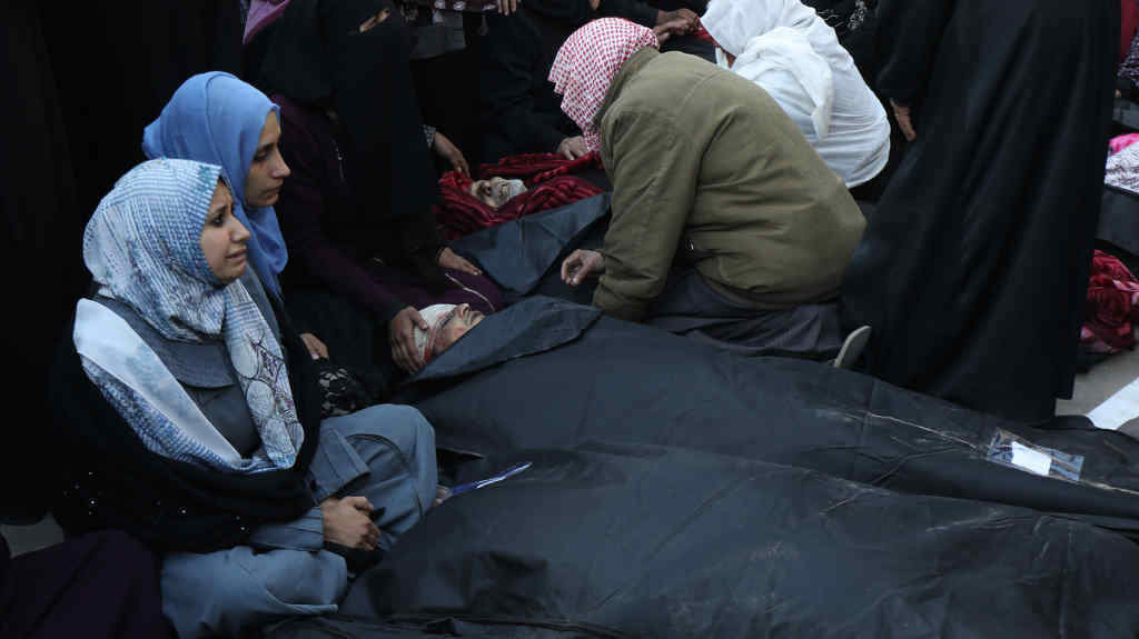 Familias palestinas despedíndose dos seus familiares asasinados por Israel en Gaza. (Foto: Naaman Omar / Europa Press / Contacto)