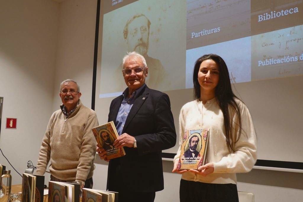 López Acuña, Víctor Freixanes e Laura Touriñán na presentación.