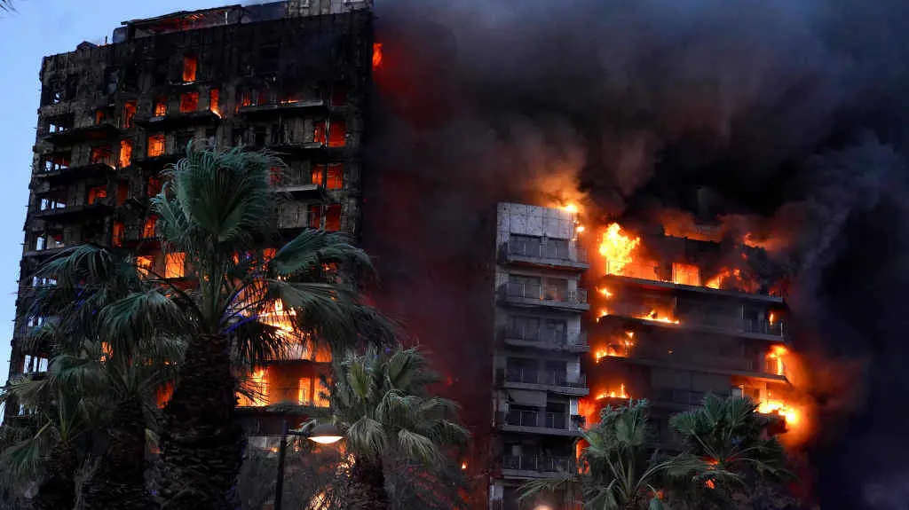O incendio desta quinta feira en Val&egrave;ncia (Foto: Eduardo Manzana / Europa Press).