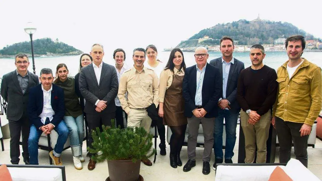 Xos&eacute; Regueira (cuarto pola dereita) con chefs e produtores. (Foto: Deputaci&oacute;n da Coru&ntilde;a)