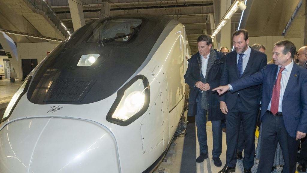 Gómez Besteiro, Puente e Caballero, en xaneiro, na chegada do tren Avril a Vigo. (Foto: Eduardo Manzana / Europa Press)