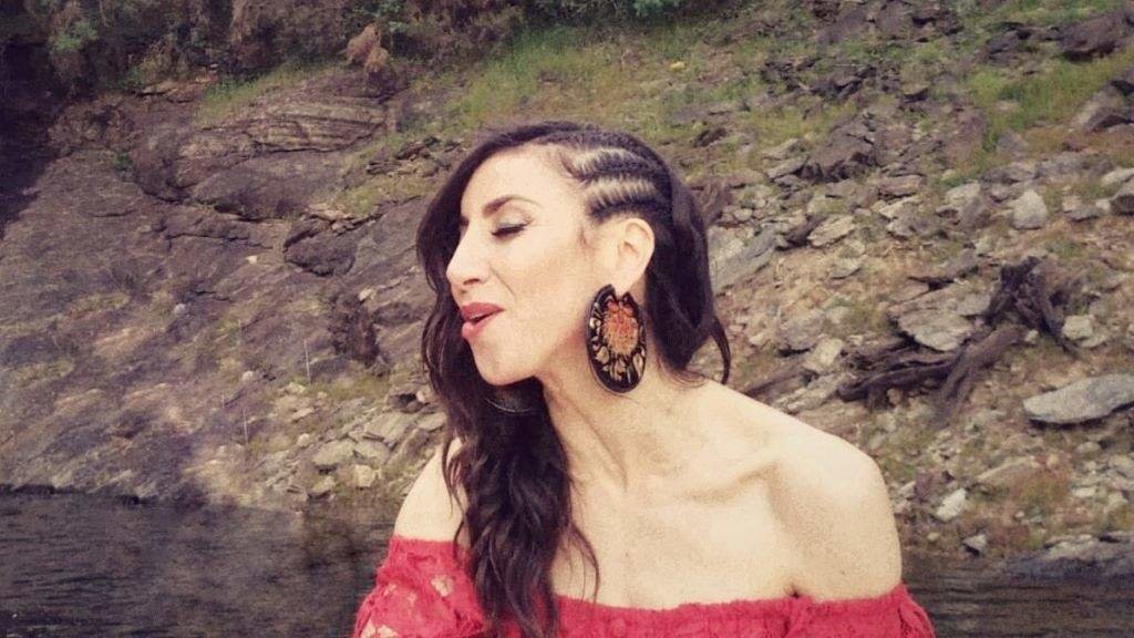 A cantora galega-palestina Najla Shami publicou o disco 'Na lingua que eu falo' con letras de Rosalía. (Foto: Nós Diario)