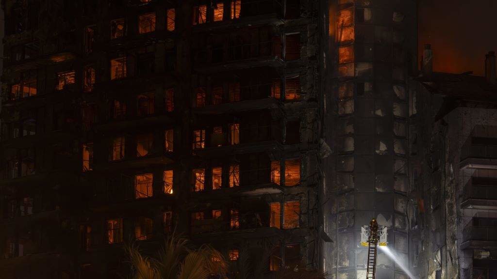 Bombeiros tratando de sufocar o incendio en València esta pasada noite. (Foto: Jorge Gil / Europa Press)