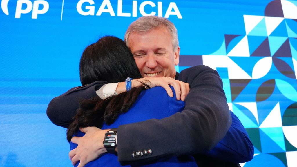 Alfonso Rueda abraza Paula Padro na noite electoral do 18-F. (Foto: Álvaro Ballesteros / Europa Press).