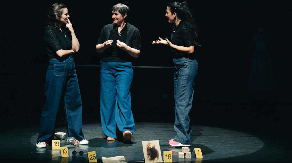 Ángela Ibáñez, Patricia de Lorenzo e Chusa Pérez de Vallejo son as tres actrices que contan no escenario a historia de 'Helen Keller: a muller marabilla?' (Foto: Sabela Eiriz).