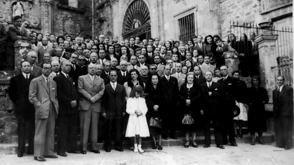 Saída da misa de Rosalía, 25 de xullo de 1949, Compostela. Á esquerda García Sabell e Otero Pedraio (terceiro pola esquerda). (Foto: Fundación Penzol)