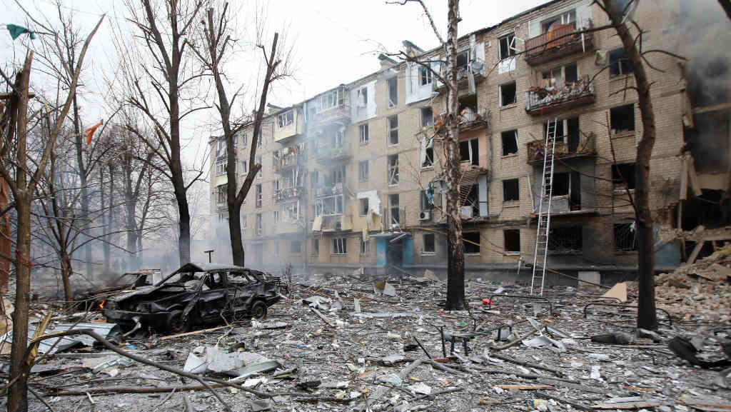 Edificio danado en Khárkiv por un ataque ruso en xaneiro deste ano. (Foto: Vyacheslav Madiyevskyy / Europa Press)