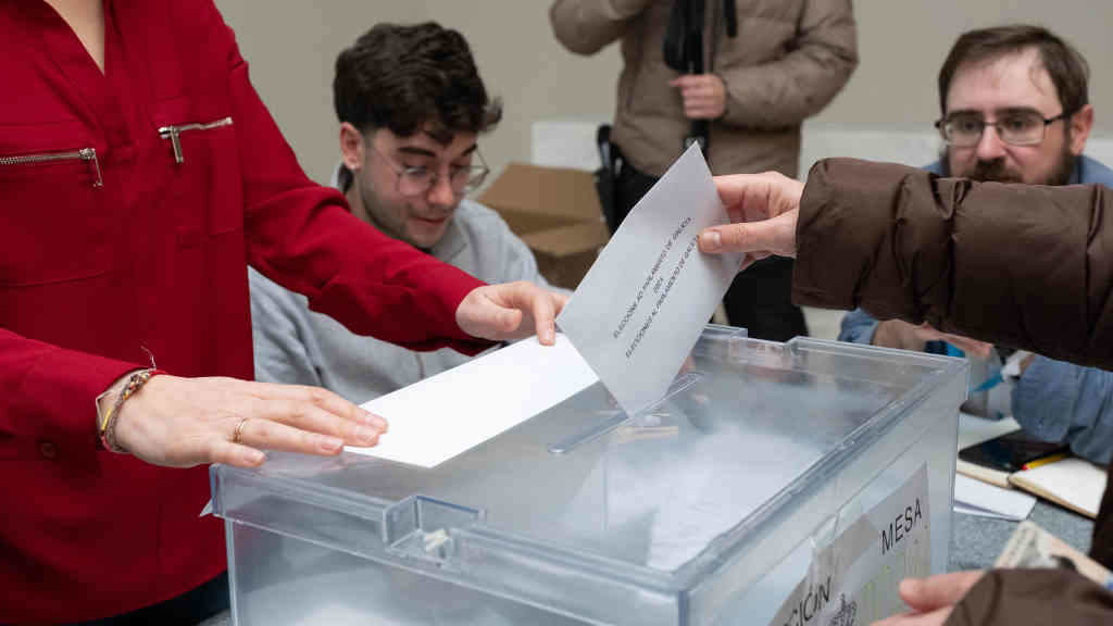 Unha persoa vota no Centro Galego de Arte ontemporánea (CGAC), en Compostela, o pasado 18 de febreiro (Foto: César Arxina / Europa Press).
18/2/2024