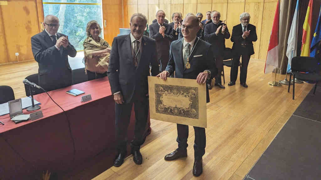 Alejo Amoedo, á dereita, no acto da Real Academia Galega de Belas Artes (Foto: Nós Diario).