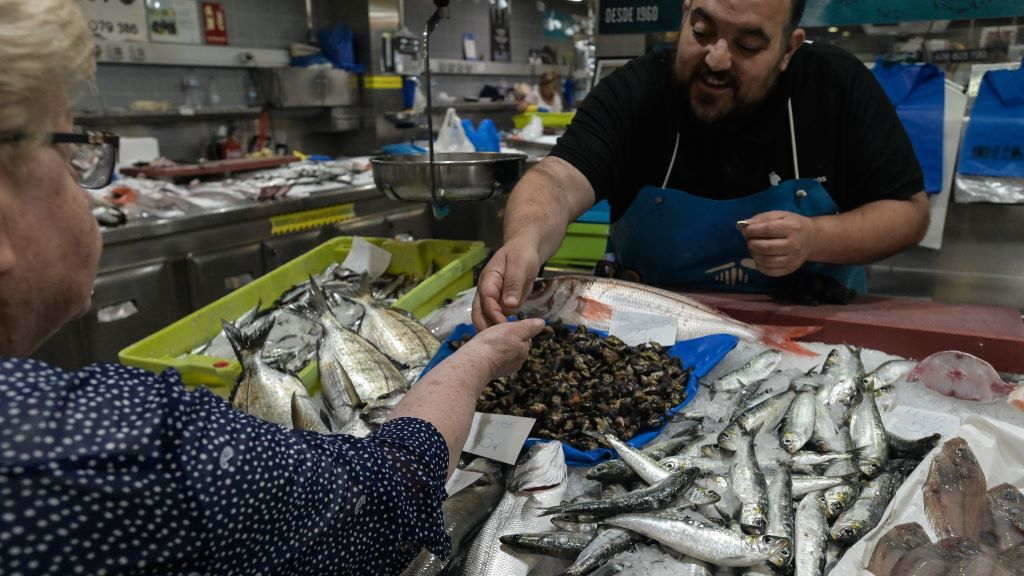 Peixaría no mercado da praza de Lugo, na Coruña. (Foto: M. Dylan / Europa Press).