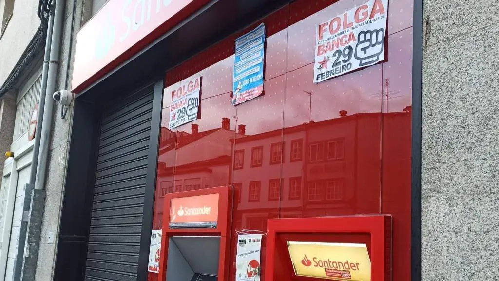 Oficina do Banco Santander fechada esta ma&ntilde;&aacute; na r&uacute;a Concheiros de Santiago. (Foto: Europa Press)