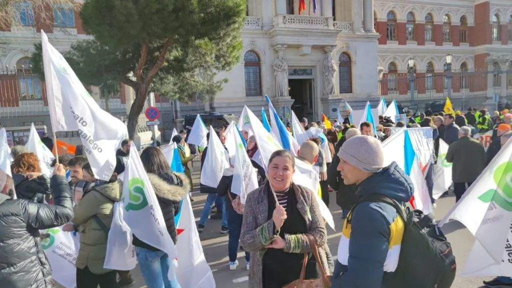Protesta de agricultores e gandeiros fronte &aacute; sede do Ministerio de Agricultura, en Madrid, esta segunda feira. (Foto: N&oacute;s Diario)