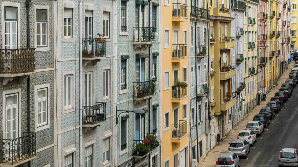 Vivendas no interior da cidade de Lisboa, a capital lusa (Foto: camaralucida1).