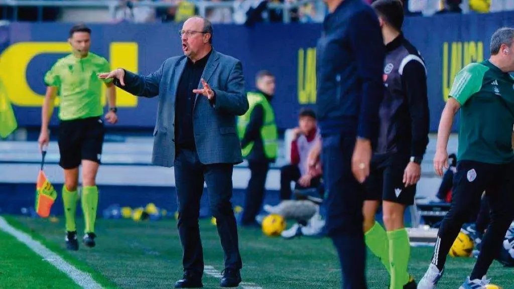 Ao madrile&ntilde;o Rafa Ben&iacute;tez -na imaxe, no Novo Mirindilla de C&aacute;diz- esg&oacute;taselle o cr&eacute;dito en Vigo. (Foto: LFP).
