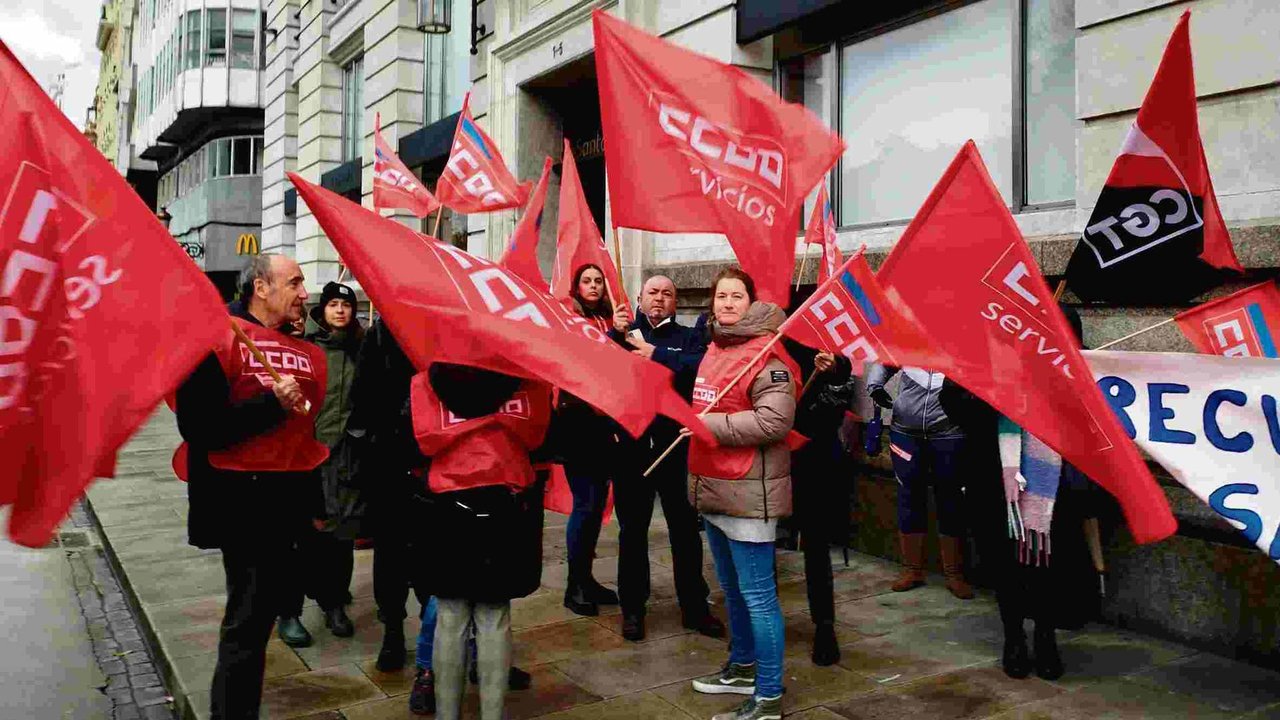 Persoal do sector da banca, esta segunda feira durante unha protesta ante unha sede do Banco Santander na Coruña (Foto: Nós Diario).