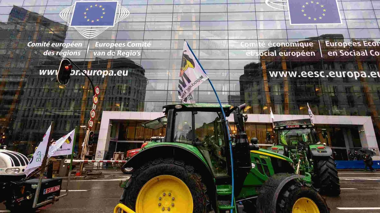 Protestas agrarias esta segunda feira ante as instituci&oacute;ns da UE en Bruxelas (Foto: Nicolas Maeterlink / Belga Press / Contacto).