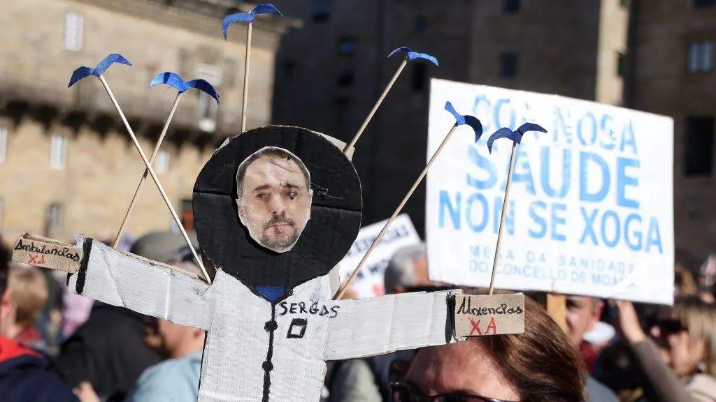 Un boneco co rostro do conselleiro de Sanidade, Julio Garc&iacute;a Comesa&ntilde;a, na manifestaci&oacute;n do pasado 4 de febreiro en Santiago. (Foto: Arxina)