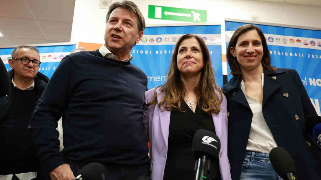 Alessandra Todde (centro) celebrando o triunfo electoral. (Foto: Fabio Murru / Europa Press / Contacto)