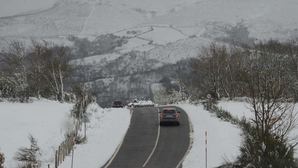 Dous coches circulan por unha estrada en Chandrexa de Queixa (Terra de Trives), o pasado 24 de febreiro. (Foto: Rosa Veiga / Europa Press)